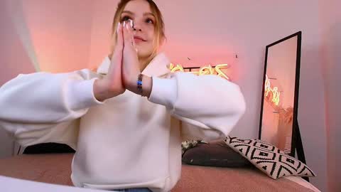 Snapshot of alice_tucci chatting on 01.02.25 Alice online show from 01.02.25