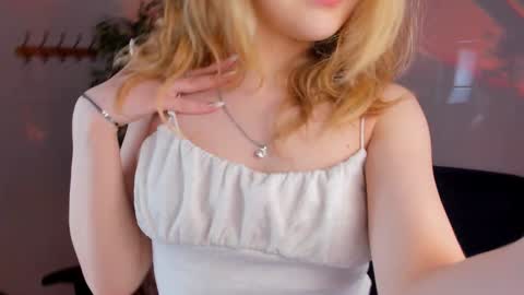 Snapshot of alice_tucci chatting on 01.25.25 Alice online show from 01.25.25