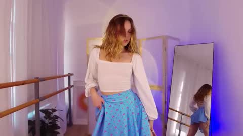 Snapshot of alice_tucci chatting on 10.02.25 Alice online show from 10.02.25