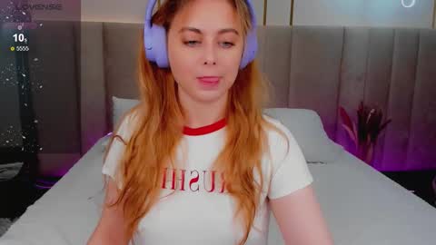 Snapshot of alice_wander chatting on 09.11.25 Alice online show from 09.11.25