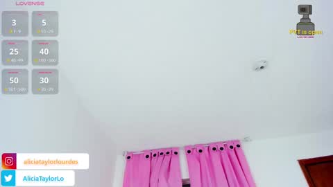 Snapshot of alicebigboobsxxx chatting on 02.05.25 Juli   online show from 02.05.25