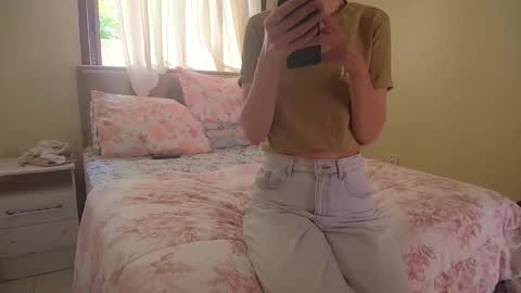 Snapshot of alicedeluca chatting on 10.31.25 Alice DeLUCA online show from 10.31.25