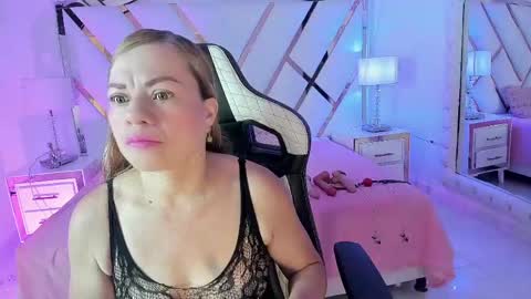 Snapshot of alicee_mature chatting on 05.17.26 alicee online show from 05.17.26