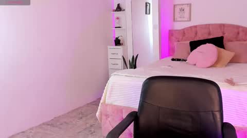 Snapshot of alicekiing_ chatting on 11.26.25 ALICEKIING online show from 11.26.25