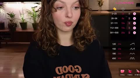 Snapshot of alicekingsleigh chatting on 03.04.25 AliceKingsleigh online show from 03.04.25