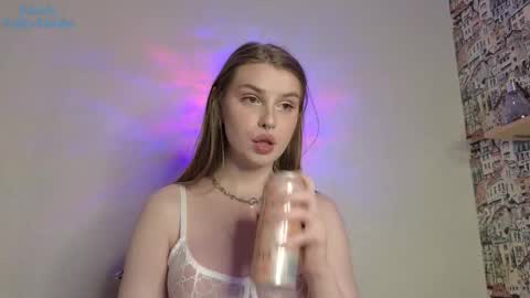 Snapshot of aliceparis69 chatting on 11.19.25 Alice online show from 11.19.25