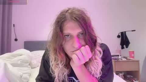 Snapshot of alicepinkhead chatting on 11.20.25 AlicePinkhead online show from 11.20.25