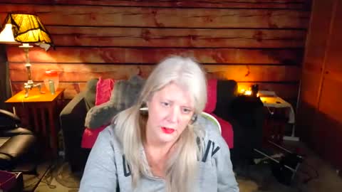 Snapshot of alicescuriosity chatting on 10.31.25 Alices Curiosity online show from 10.31.25