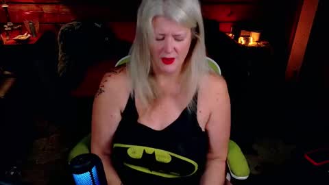 Snapshot of alicescuriosity chatting on 11.26.25 Alices Curiosity online show from 11.26.25