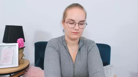 Snapshot of alicesensitive chatting on 09.15.25 alicesensitive online show from 09.15.25