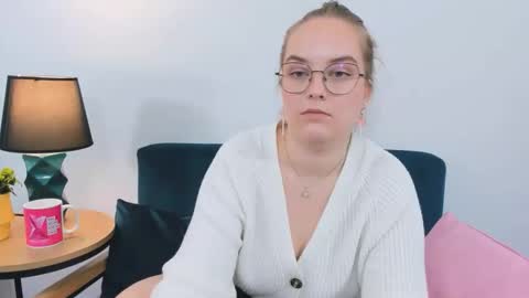 Snapshot of alicesensitive chatting on 09.18.25 alicesensitive online show from 09.18.25