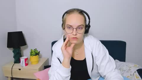 Snapshot of alicesensitive chatting on 10.05.25 alicesensitive online show from 10.05.25