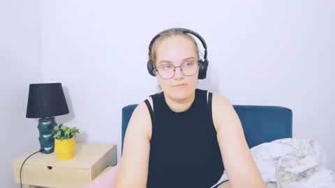 Snapshot of alicesensitive chatting on 10.11.25 alicesensitive online show from 10.11.25