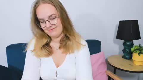 Snapshot of alicesensitive chatting on 10.27.25 alicesensitive online show from 10.27.25