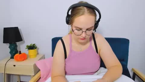 Snapshot of alicesensitive chatting on 11.04.25 alicesensitive online show from 11.04.25