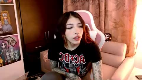 Snapshot of alicia_key_ chatting on 03.10.25 ALICIA online show from 03.10.25