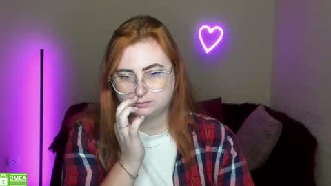 Snapshot of alicia_side_red chatting on 09.11.25 Alicia online show from 09.11.25