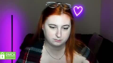 Snapshot of alicia_side_red chatting on 10.03.25 Alicia online show from 10.03.25