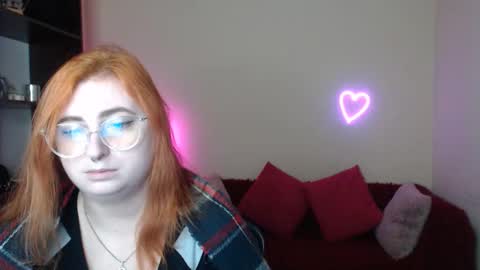 Snapshot of alicia_side_red chatting on 11.11.25 Alicia online show from 11.11.25