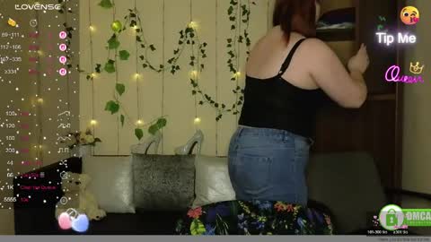 Snapshot of aliciaaared_kis chatting on 05.25.26 Alicia online show from 05.25.26