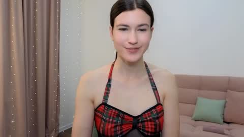 Snapshot of alicianoveli chatting on 12.31.24 alicianoveli online show from 12.31.24