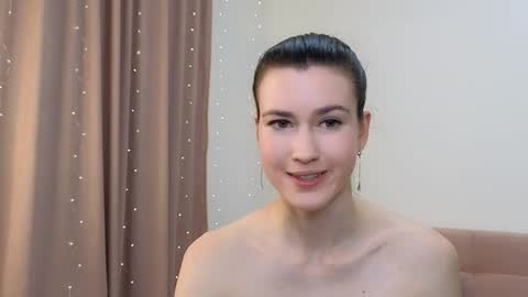 Snapshot of alicianoveli chatting on 01.05.25 alicianoveli online show from 01.05.25