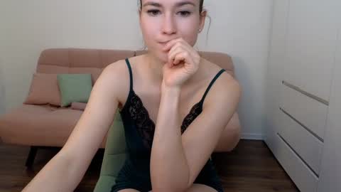 Snapshot of alicianoveli chatting on 01.10.25 alicianoveli online show from 01.10.25