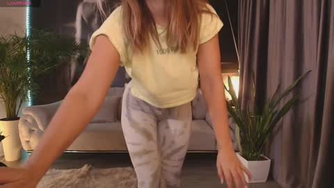 Snapshot of aliessia chatting on 10.23.25 Aliessia online show from 10.23.25