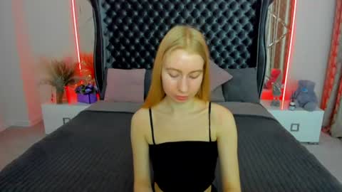 Snapshot of alina__blonde chatting on 06.13.26 Alina online show from 06.13.26