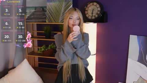 Snapshot of alinadoran chatting on 12.16.25 Hello im Lina online show from 12.16.25