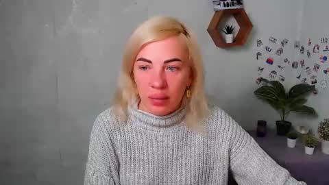 Snapshot of alinafrey_ chatting on 10.10.25 Alina online show from 10.10.25