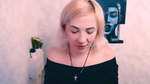 Snapshot of alinafrey_ chatting on 12.04.25 Alina online show from 12.04.25