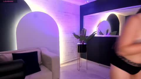 alinakravitz_ online show from 02.15.26