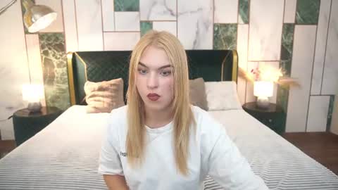 Snapshot of alinalemon chatting on 07.26.26 Alina online show from 07.26.26