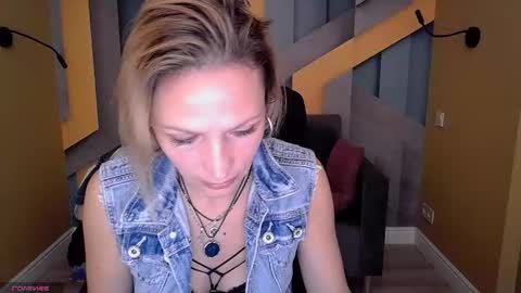 Snapshot of alinamoor chatting on 10.29.25 AlinaMoor online show from 10.29.25