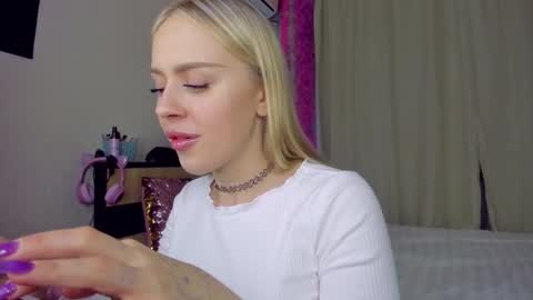 Snapshot of alinaocean chatting on 10.07.25 alinaocean online show from 10.07.25