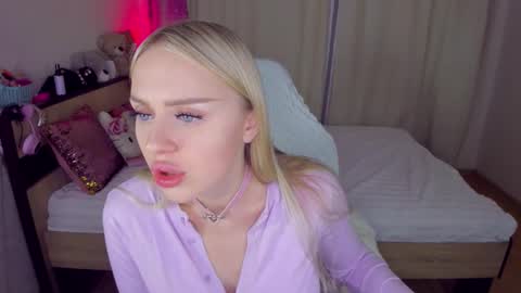 Snapshot of alinaocean chatting on 10.20.25 alinaocean online show from 10.20.25