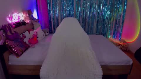 Snapshot of alinaocean chatting on 10.26.25 alinaocean online show from 10.26.25