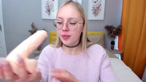 Snapshot of alinaocean chatting on 11.22.25 alinaocean online show from 11.22.25