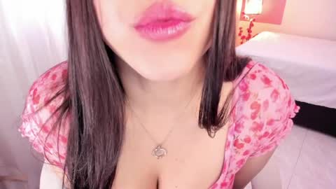 Snapshot of alinaowens chatting on 06.18.26 alinaowens online show from 06.18.26