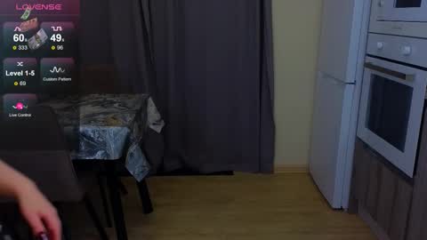 Snapshot of alise_kitty chatting on 09.28.25 alise online show from 09.28.25