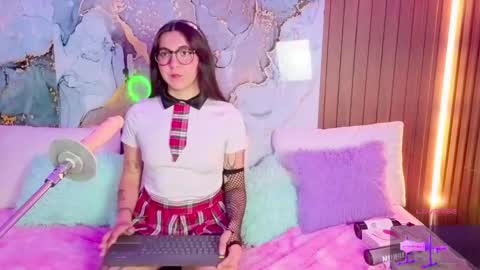 Mia online show from 04.28.26