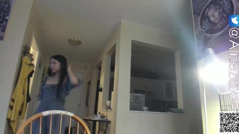 Snapshot of alizezaide chatting on 12.17.25 Alize Zaide online show from 12.17.25