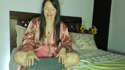 Snapshot of alizmarias chatting on 02.07.25 Andrea..... online show from 02.07.25
