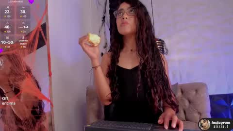 Snapshot of alizza_ chatting on 10.06.25 alizza_ online show from 10.06.25