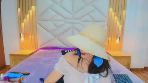 Snapshot of allie_pearl chatting on 10.31.25 Aliie online show from 10.31.25