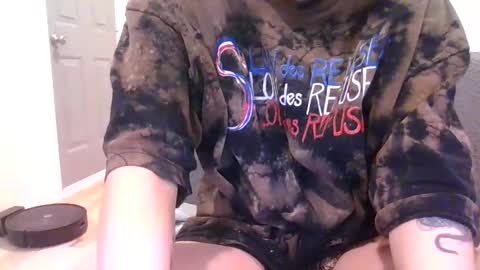 Snapshot of alliebearx chatting on 02.23.25 alliebearx online show from 02.23.25