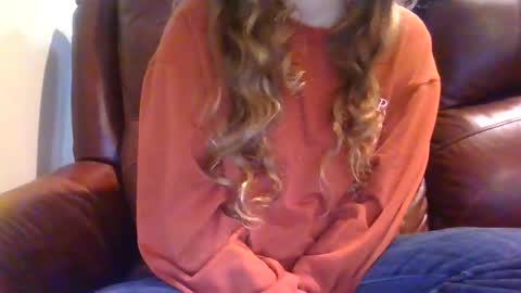 Snapshot of alliebearx chatting on 11.23.25 alliebearx online show from 11.23.25