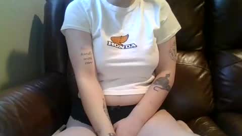 Snapshot of alliebearx chatting on 12.17.25 alliebearx online show from 12.17.25