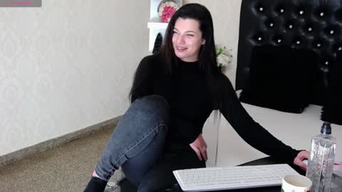 Snapshot of allisonn223 chatting on 12.28.24 Deea online show from 12.28.24